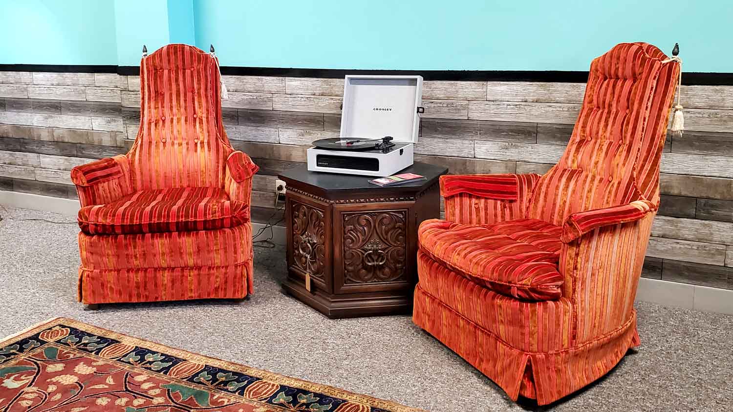 Vintage chairs, end table, and record player.
