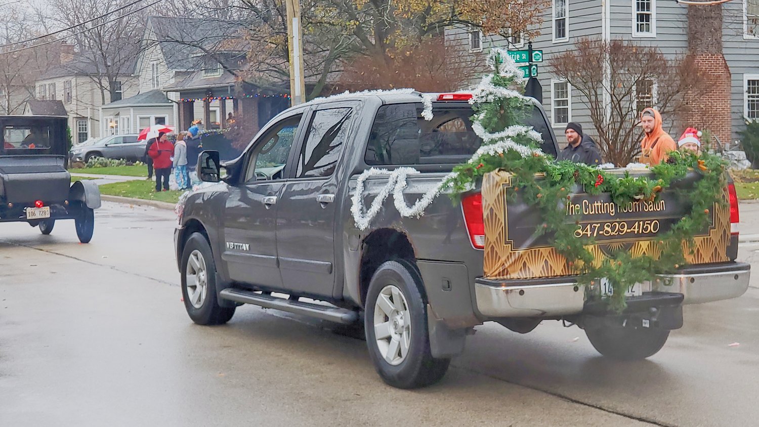 The Cutting Room Salon truck tree parade entry.