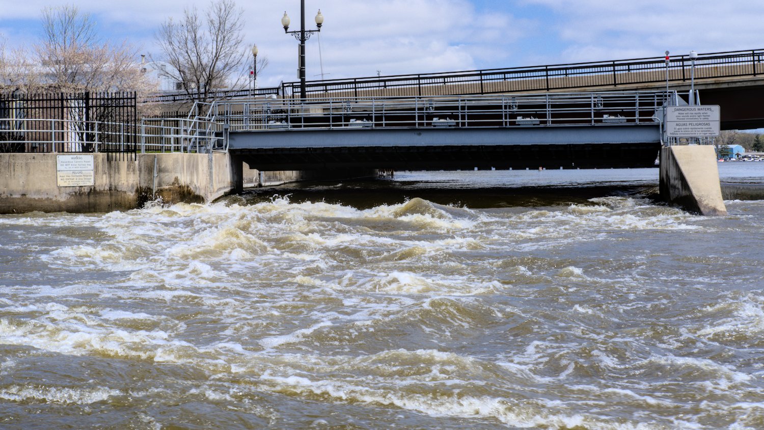 Fox River flowing over the Algonquin Water Height Reduction Dam.