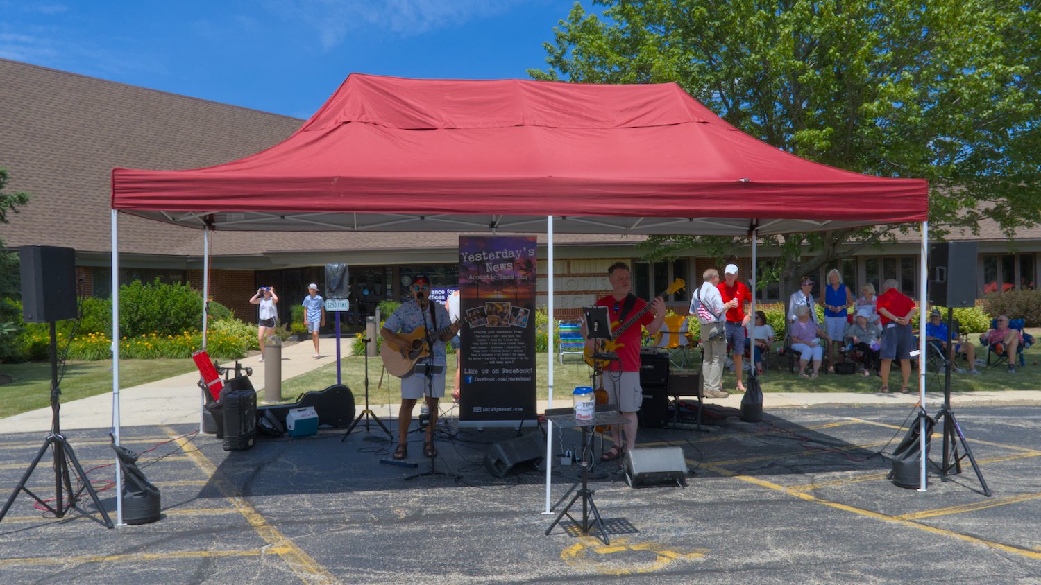 Yesterday's News serving up the pre-parade tunes in the First Church parking lot.
