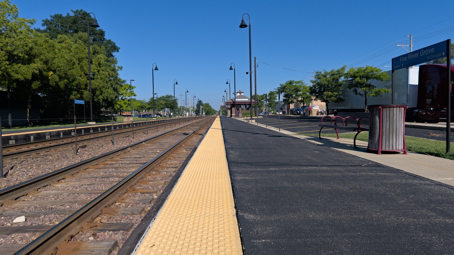 Inbound platform at the Fox River Grove Metra station.