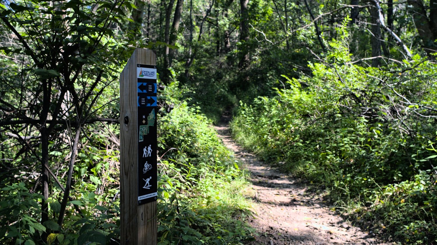 Oak View Trail sign post.