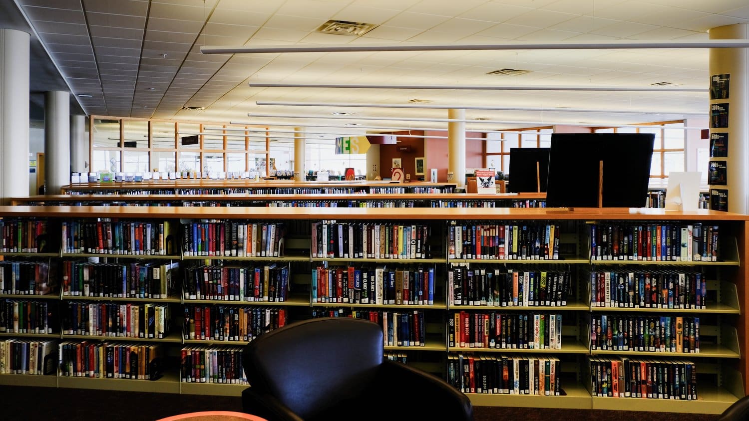Low shelves allow light to flow through the libary.