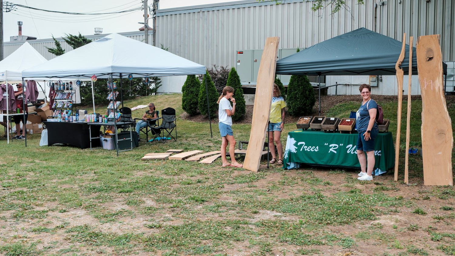 Trees "R" Us Inc. tent featuring mulch and live edge slabs.
