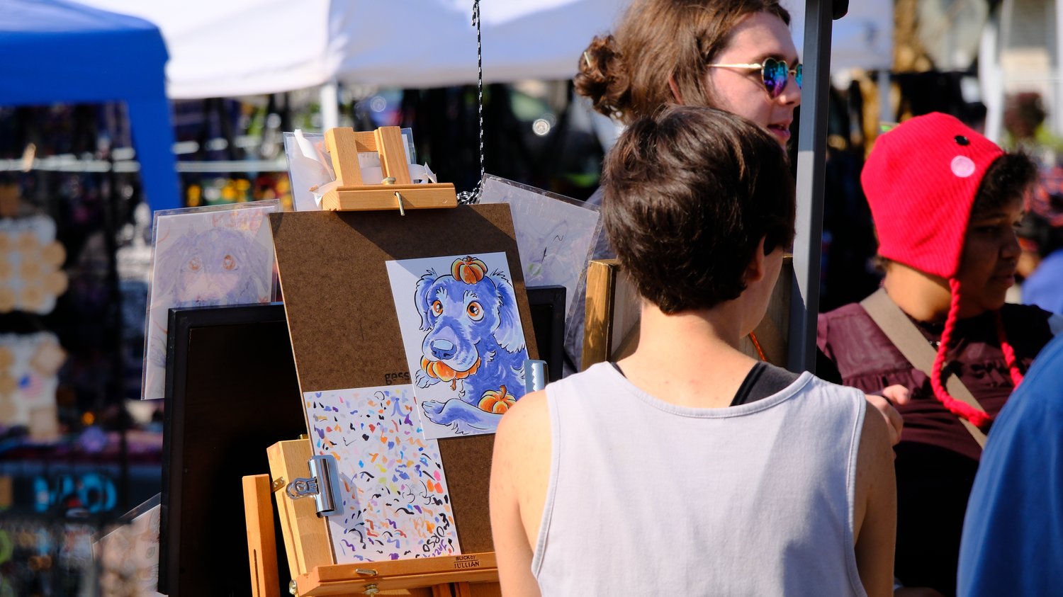 Artist drawing at the farmers market.