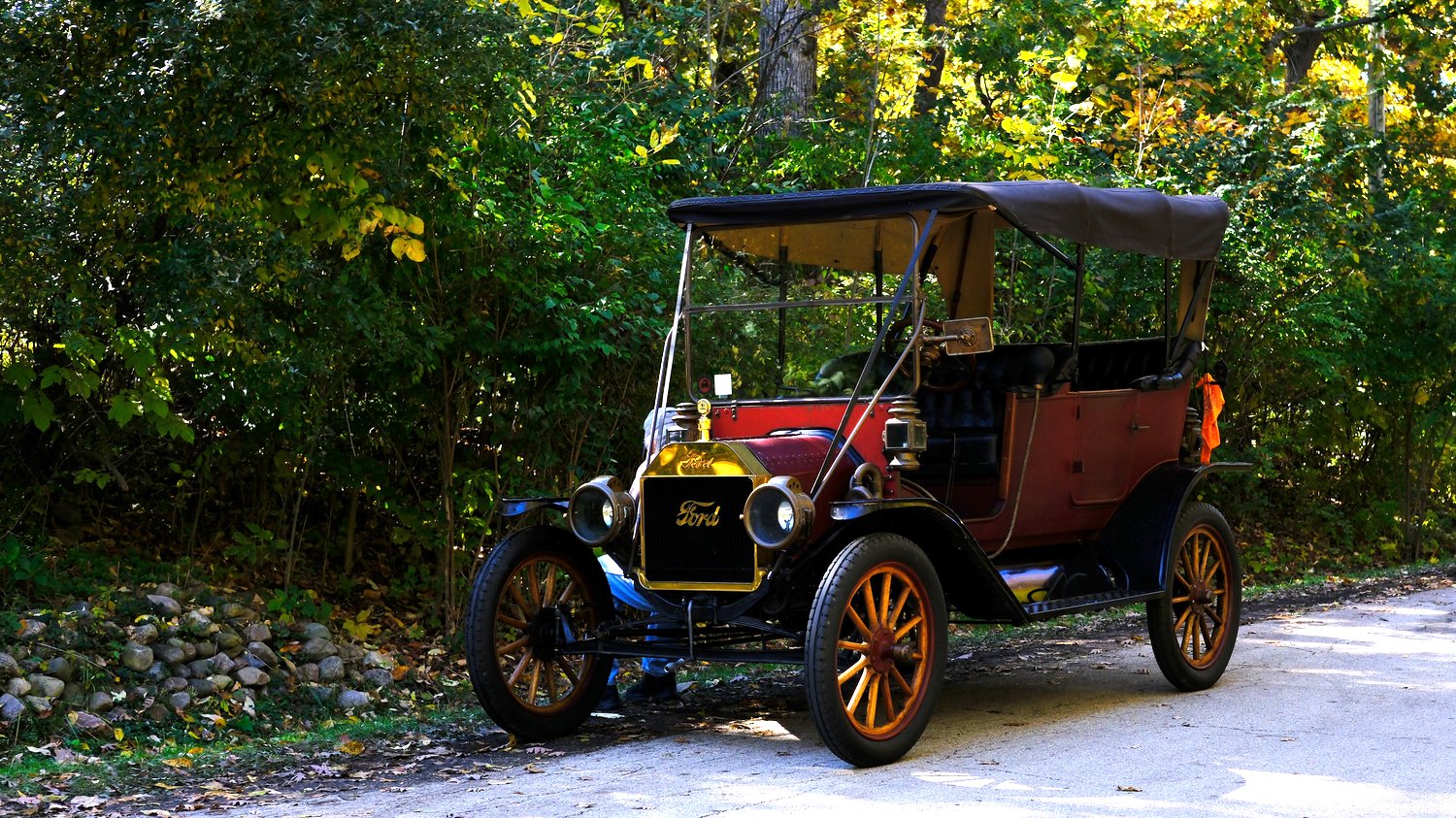 Antique Ford Model T out enjoying the Autumn Drive.