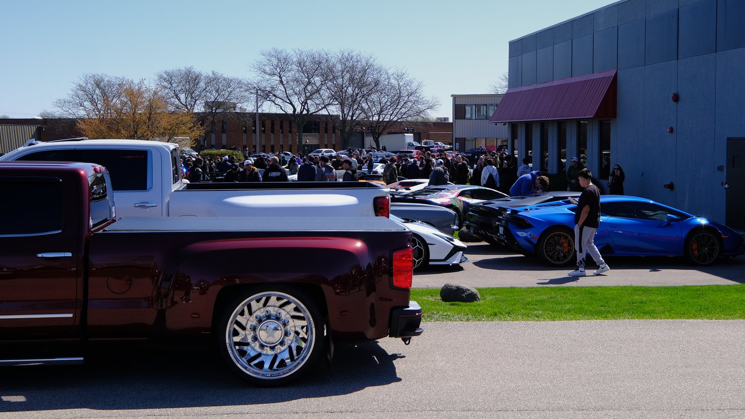 Big turn out at the Illinois Motors Cars and Coffee car show.